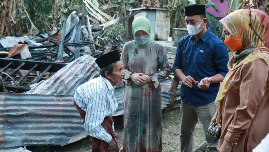 Hasnah Bantu Korban Kebakaran di Lawampang